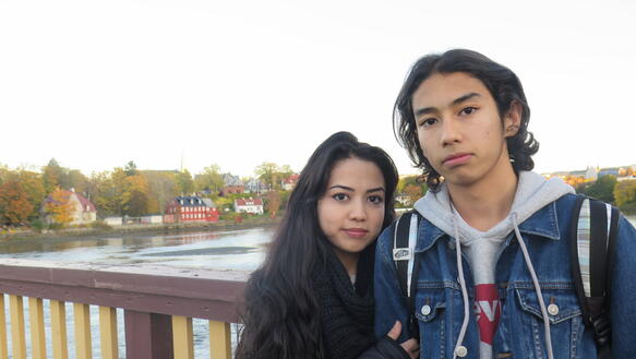 Portätfoto von Taibeh Abbasi und ihrem Bruder Ehsan an einem Brückgeländer vor einem Gewässer
