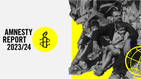 Das Bild zeigt eine Colllage. Rechts ein Foto mit einem Mann und zwei Kindern, die vor einem durch einen Raketenangriff zerstörten Haus sitzen. Links steht der Schriftzug "Amnesty Report 2023/24"