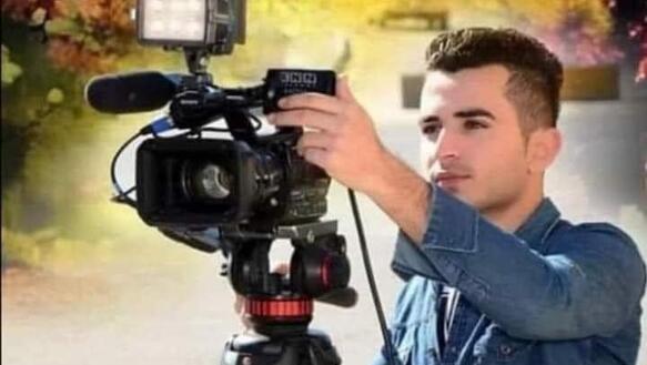 Das Bild zeigt ein Foto eines jungen Mannes, der bedient eine Filmkamera