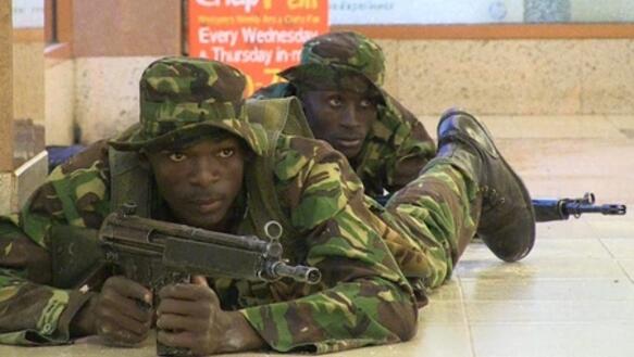 Kenianische Soldaten beziehen nach dem Angriff somalischer Islamisten Stellung im Westgate-Einkaufszentrum in Nairobi